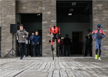 人机跨界同框！破全马记录名将萨维、越野跑冠军赵家驹与荣耀人形机器人“闪电”同台竞速